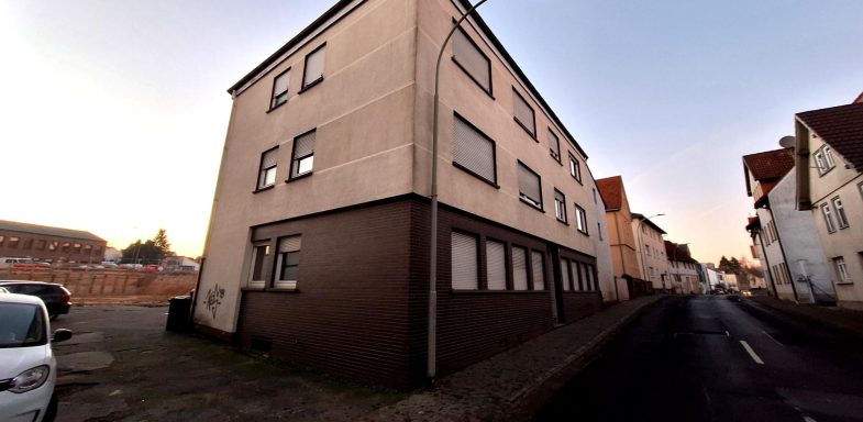 Londorfer Straße 18 – Rückseite des Hauses mit Balkonen (teilweise Mülltonnen)